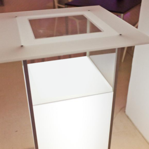 Vitrinen-Stehtisch „Berta“ mit LED Beleuchtung