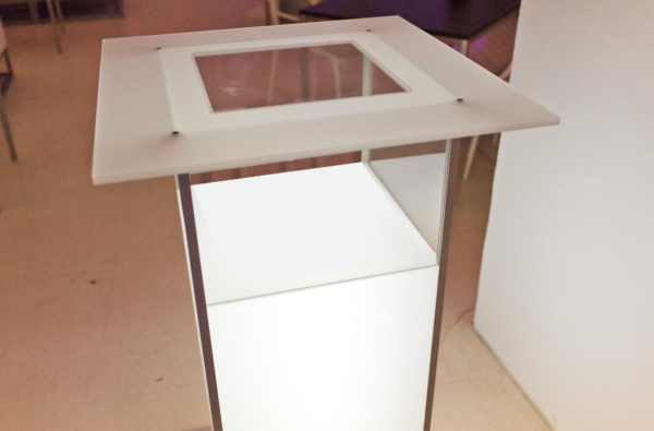 Vitrinen-Stehtisch „Berta“ mit LED Beleuchtung